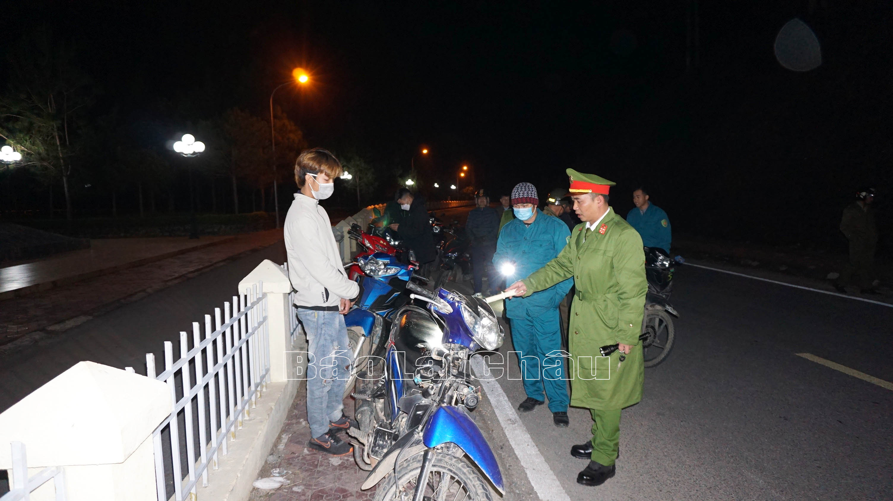 Cán bộ Công an xã Mường Kim, huyện Than Uyên tuyên truyền đến thanh niên không tụ tập, đua xe trái phép.